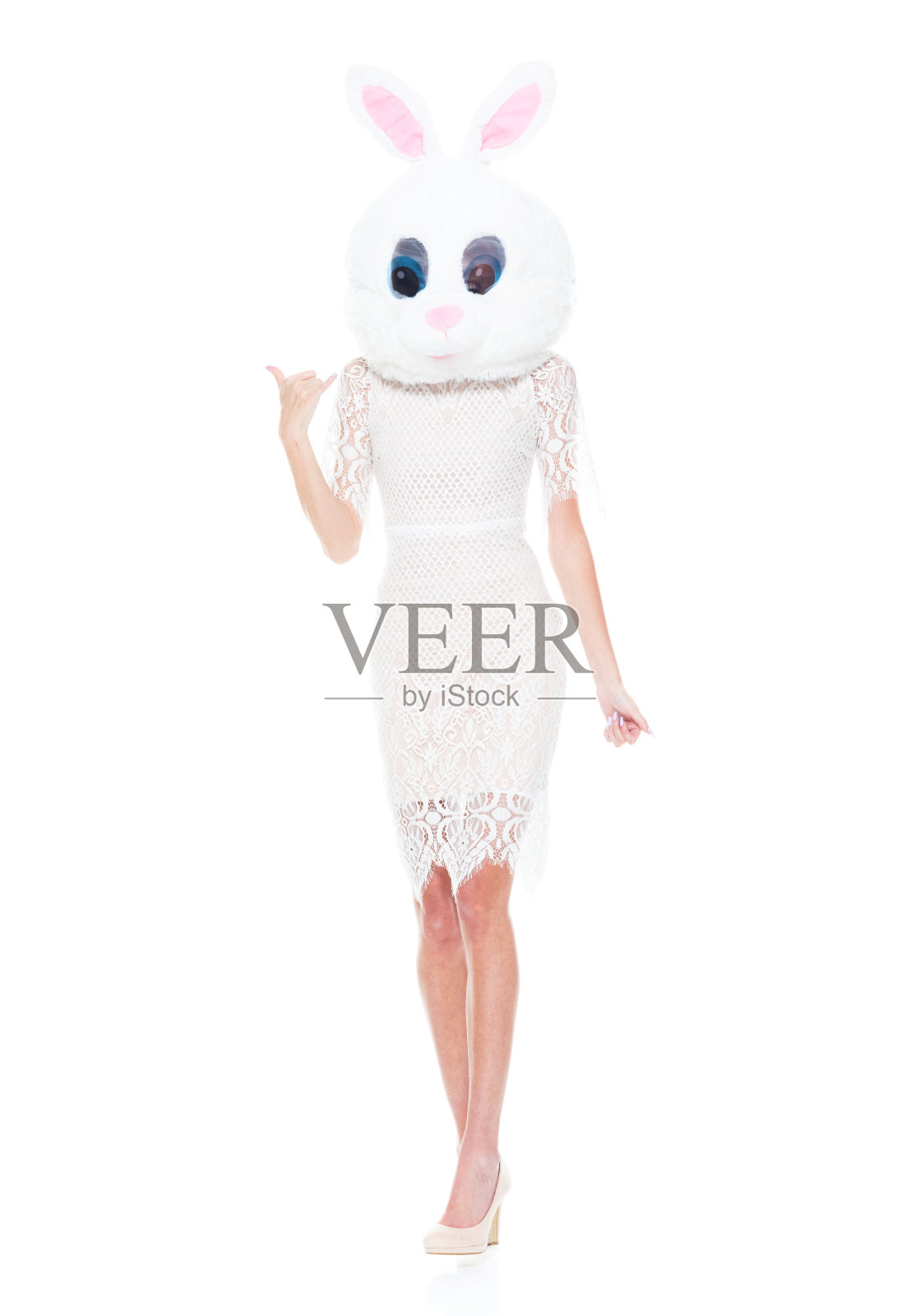 全长/一人/正面视图20-29岁的成年人美丽/高个子/长发白种人年轻女性/女性站在白色背景穿着衣服/面具伪装/服装谁是幽默/冷静的态度照片摄影图片