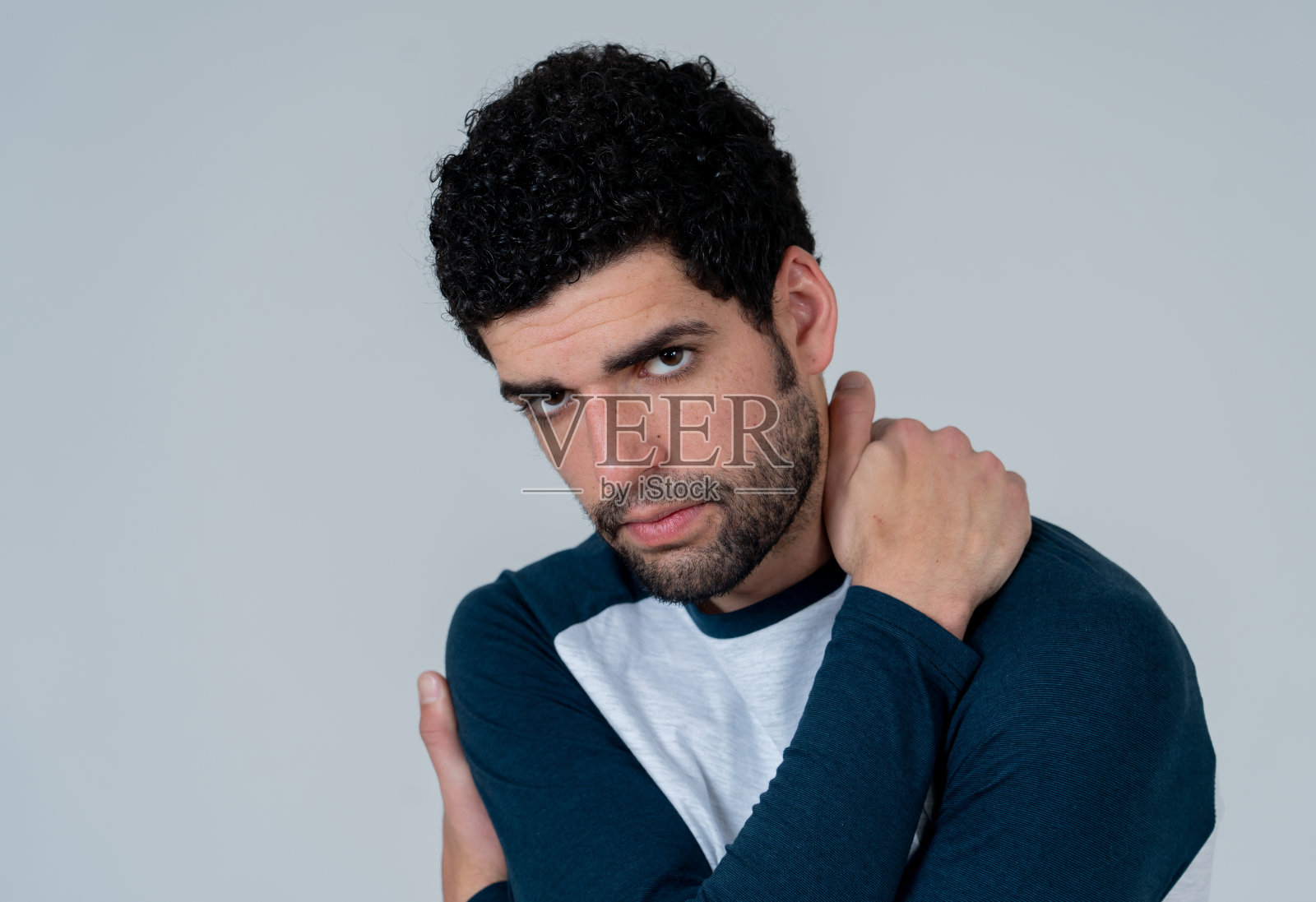 悲伤的年轻男子,担心焦虑,情绪低落照片摄影图片