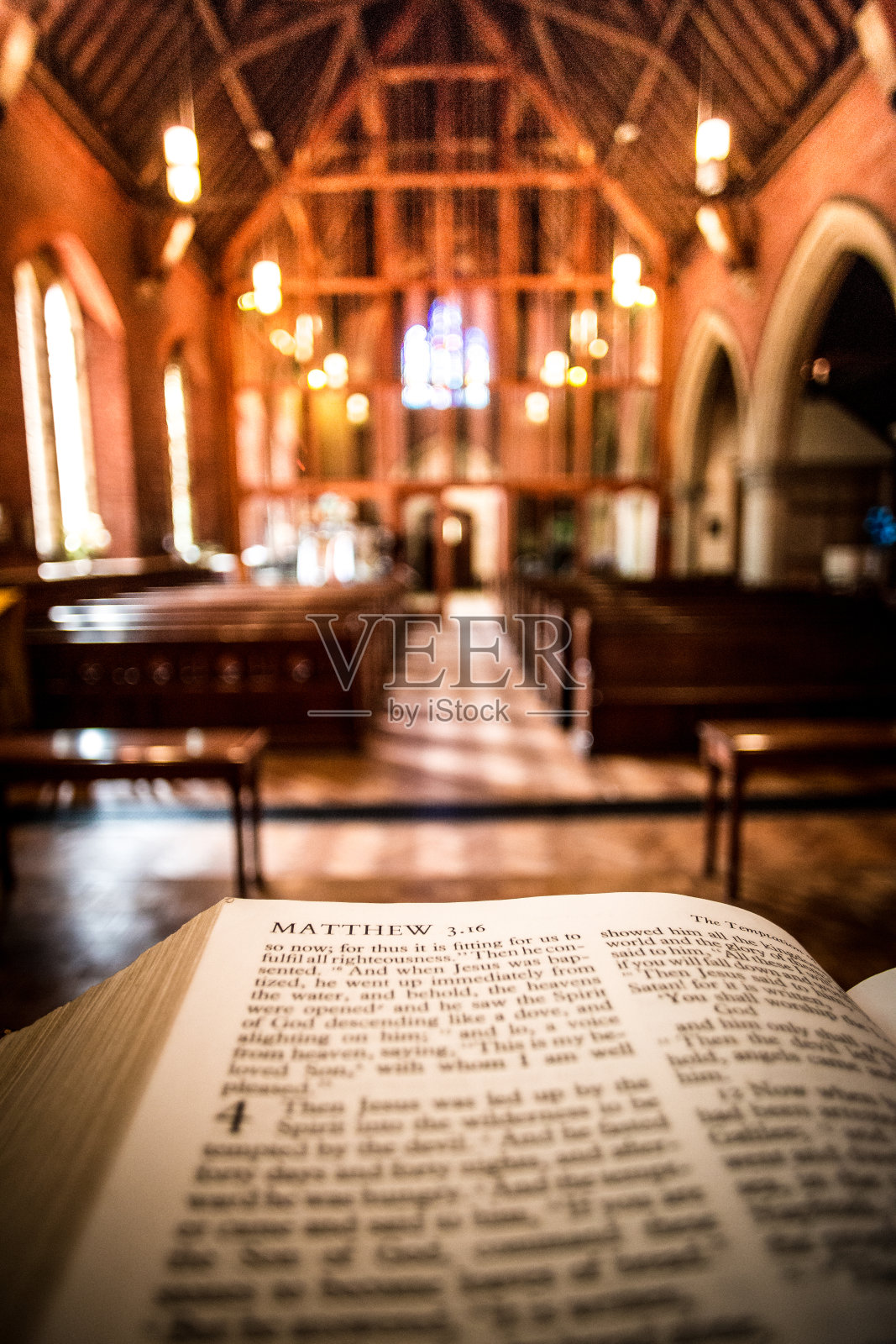 在教堂内的祭坛上打开圣经照片摄影图片