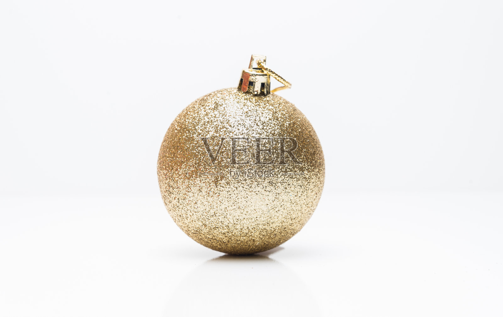 圣诞球孤立在白色的背景。照片摄影图片