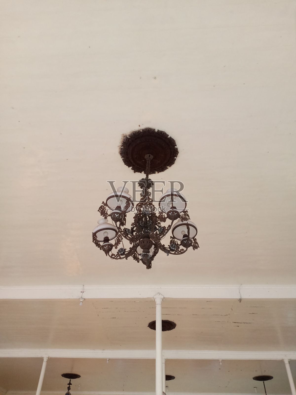 屋顶上独特的吊灯照片摄影图片