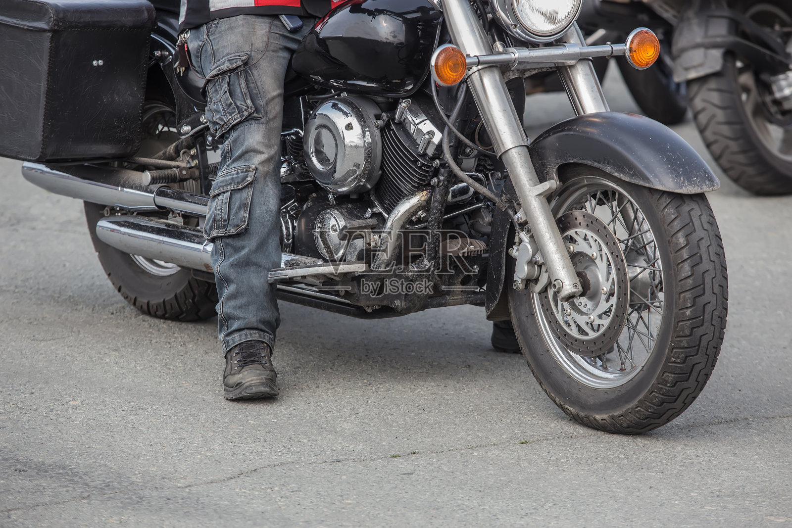 骑着一辆黑色公路自行车的摩托车。照片摄影图片