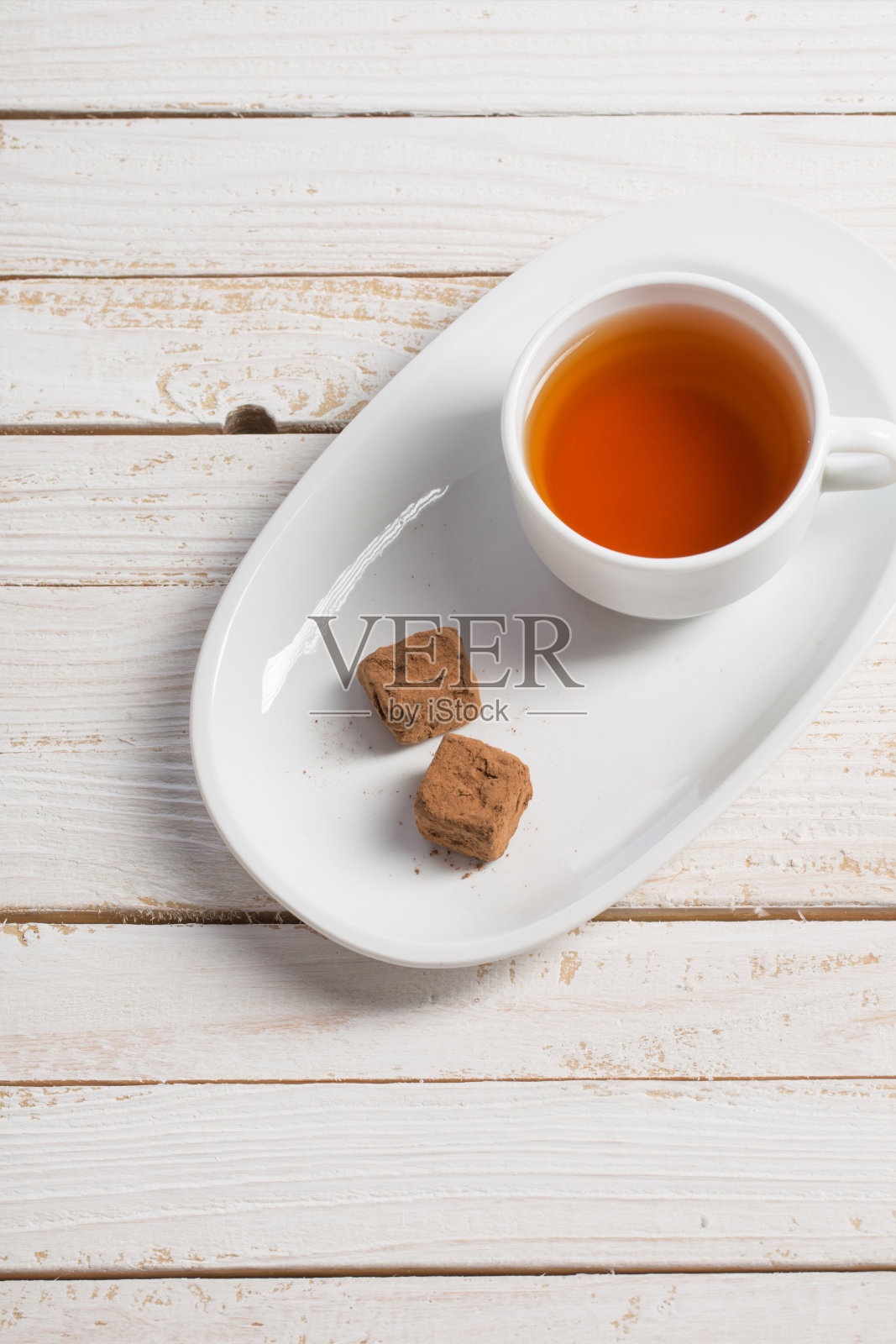 木桌上放着一杯巧克力糖的茶照片摄影图片