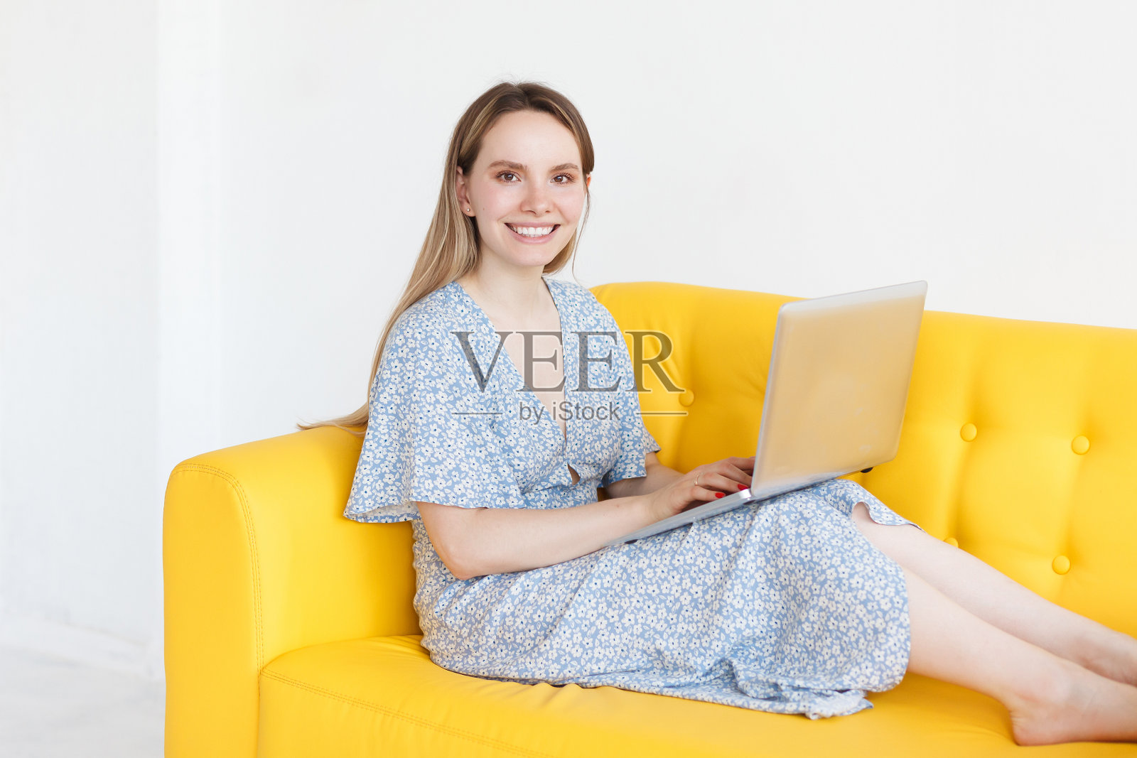 年轻的自由职业者,用笔记本电脑浏览互联网。照片摄影图片