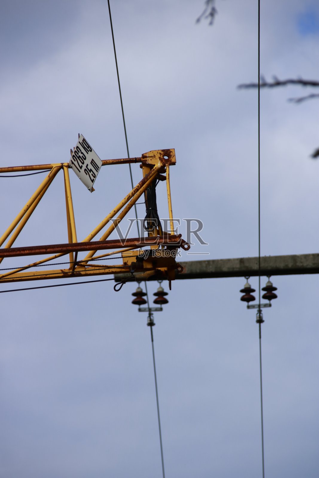 建筑起重机在电线下的安全距离内通过照片摄影图片