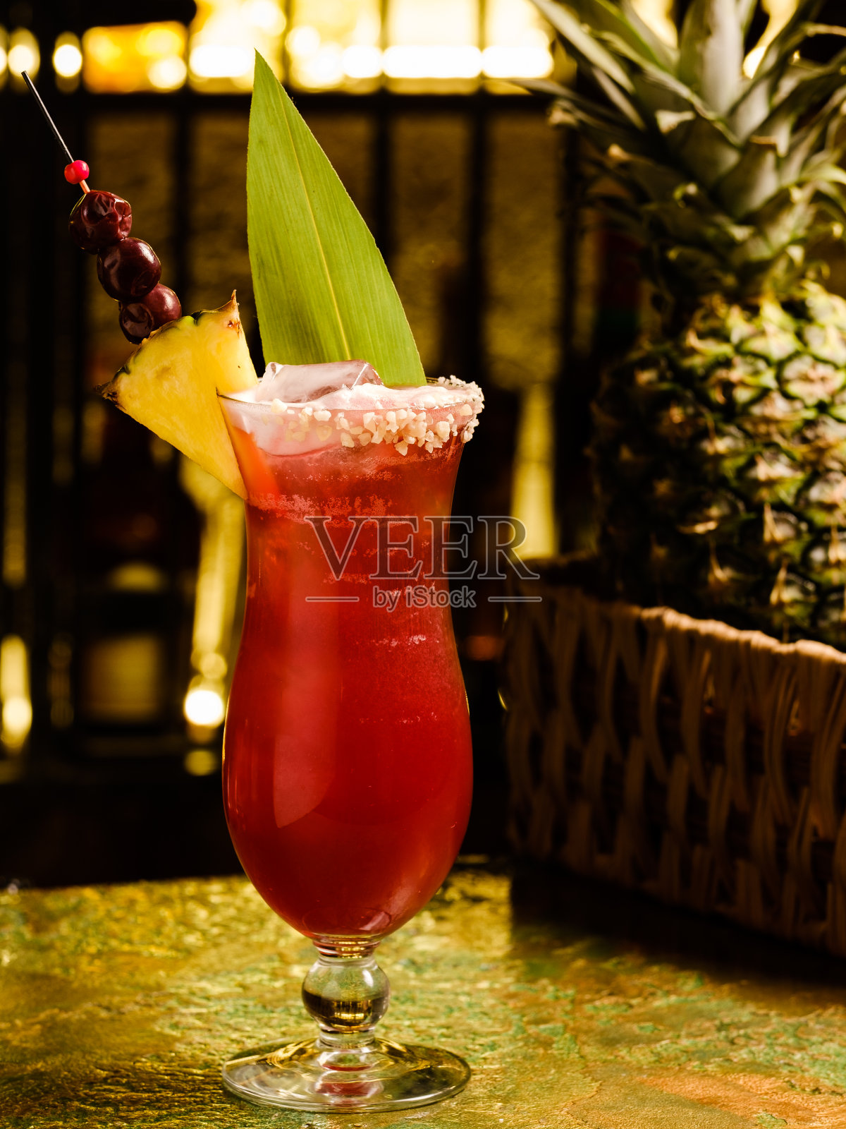 新鲜的热带水果鸡尾酒。酒吧里的酒精饮料,不含酒精的饮料照片摄影图片