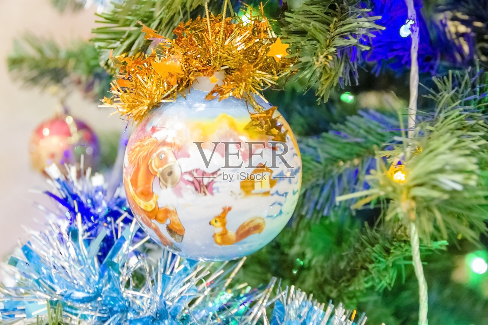 圣诞树上的装饰物上孤立着一片白色照片摄影图片