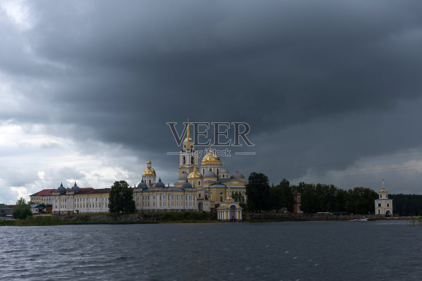 风景如画的尼罗·斯托洛本斯基修道院Seliger湖,特维尔地区,俄罗斯。尼罗·斯托洛本斯基修道院全景,特维尔地区,俄罗斯。照片摄影图片