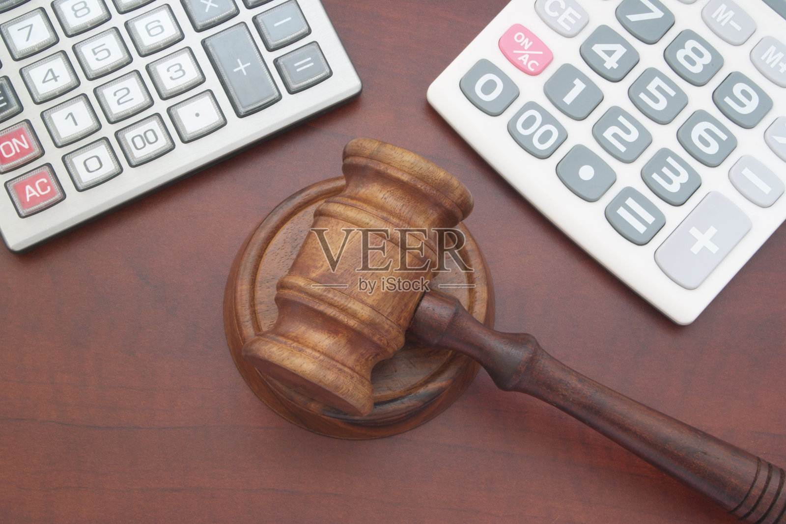 木槌和计算器照片摄影图片