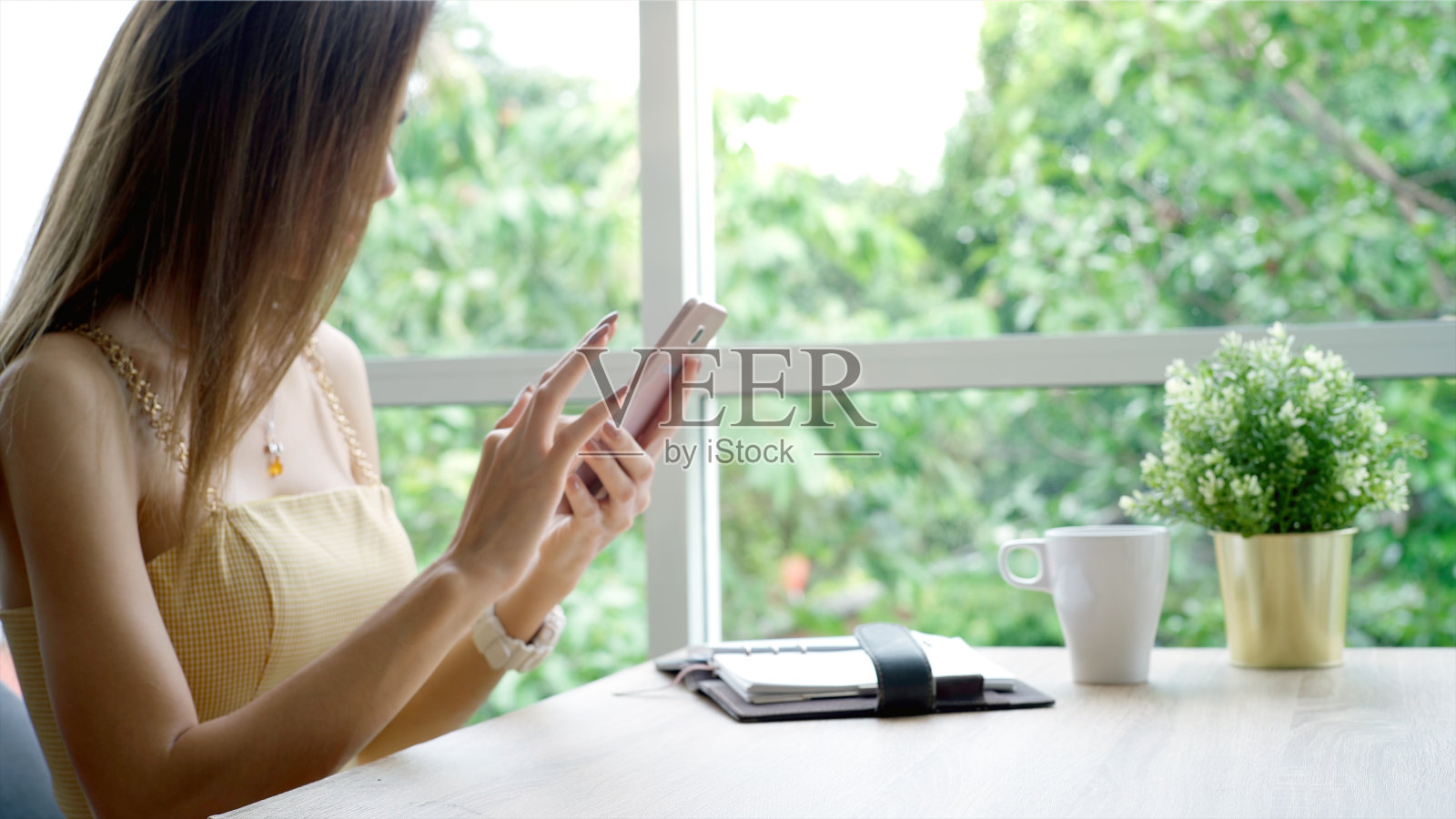 年轻的亚洲女人享受一个轻松的时刻在咖啡店照片摄影图片