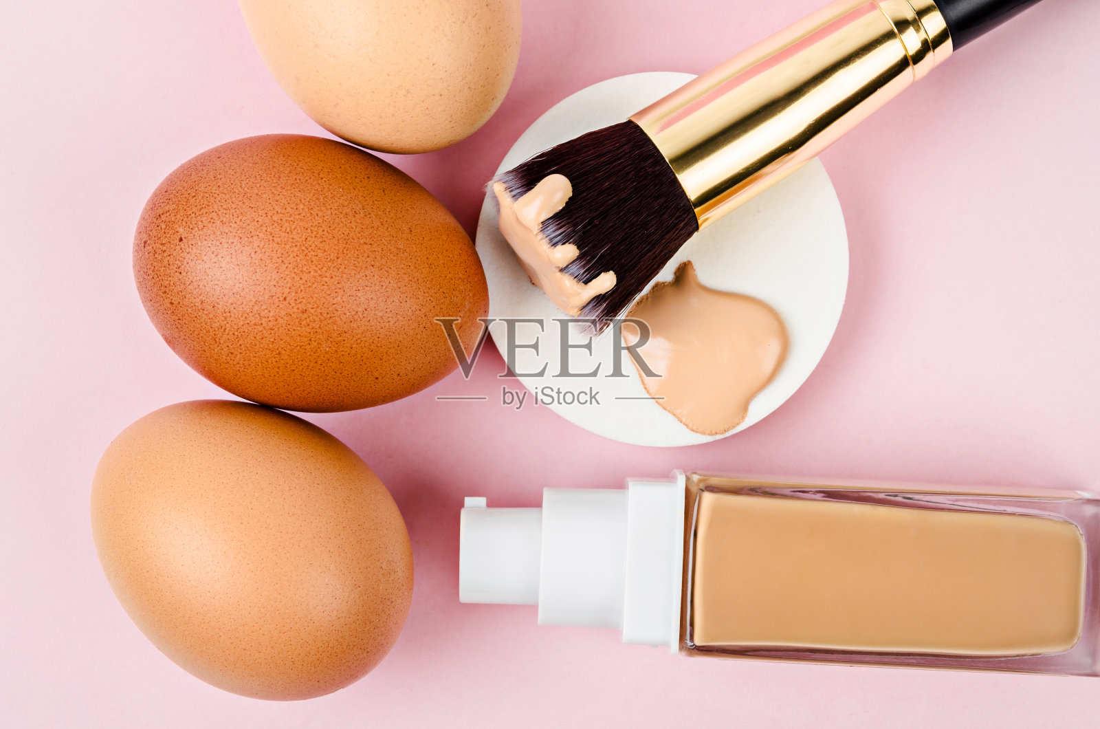 液体粉底玻璃瓶上的化妆海绵照片摄影图片