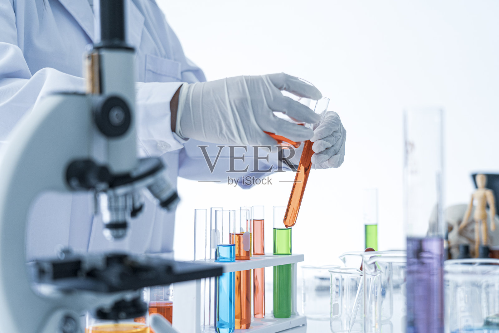 医学或科学实验室研究人员进行测试照片摄影图片