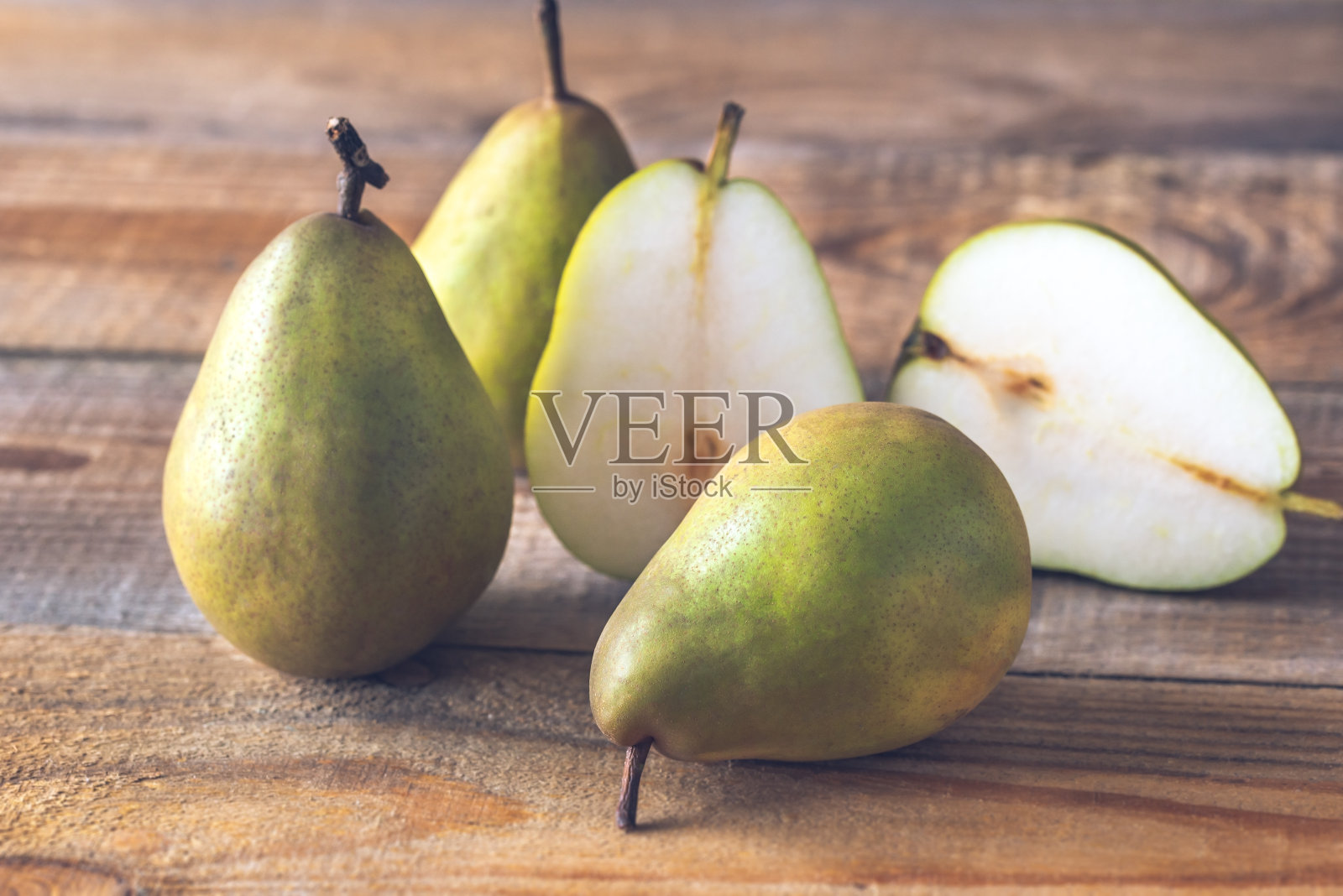 木头背景上的梨照片摄影图片