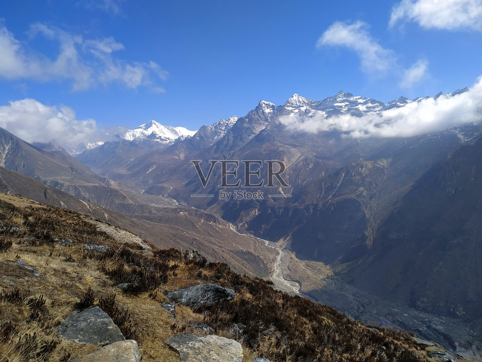 以卓奥友山为背景的喜马拉雅山谷照片摄影图片