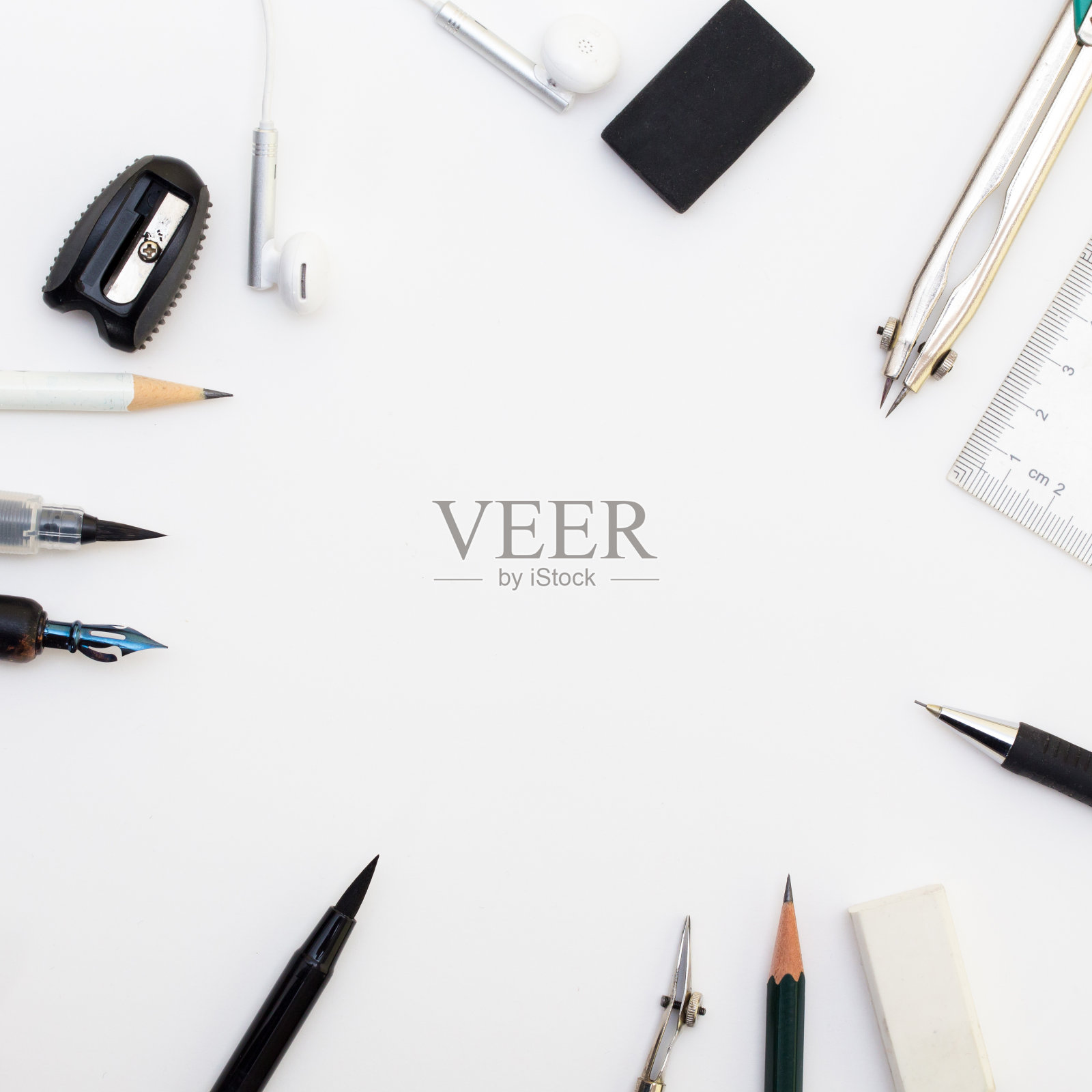 背景与白纸,铅笔和橡皮。油漆工的工作场所。背景显示标志和字母。拷贝空间,文本空间。这位博客工具。办公工具。照片摄影图片