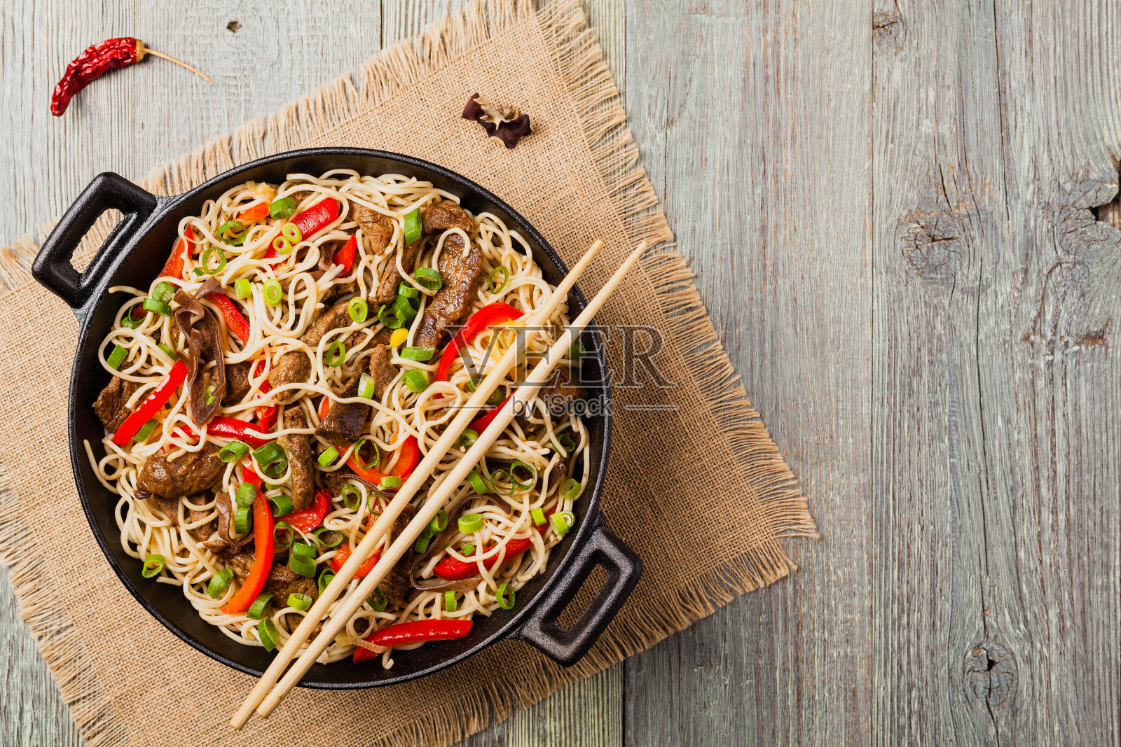 中国牛肉意大利面。准备在锅中。照片摄影图片