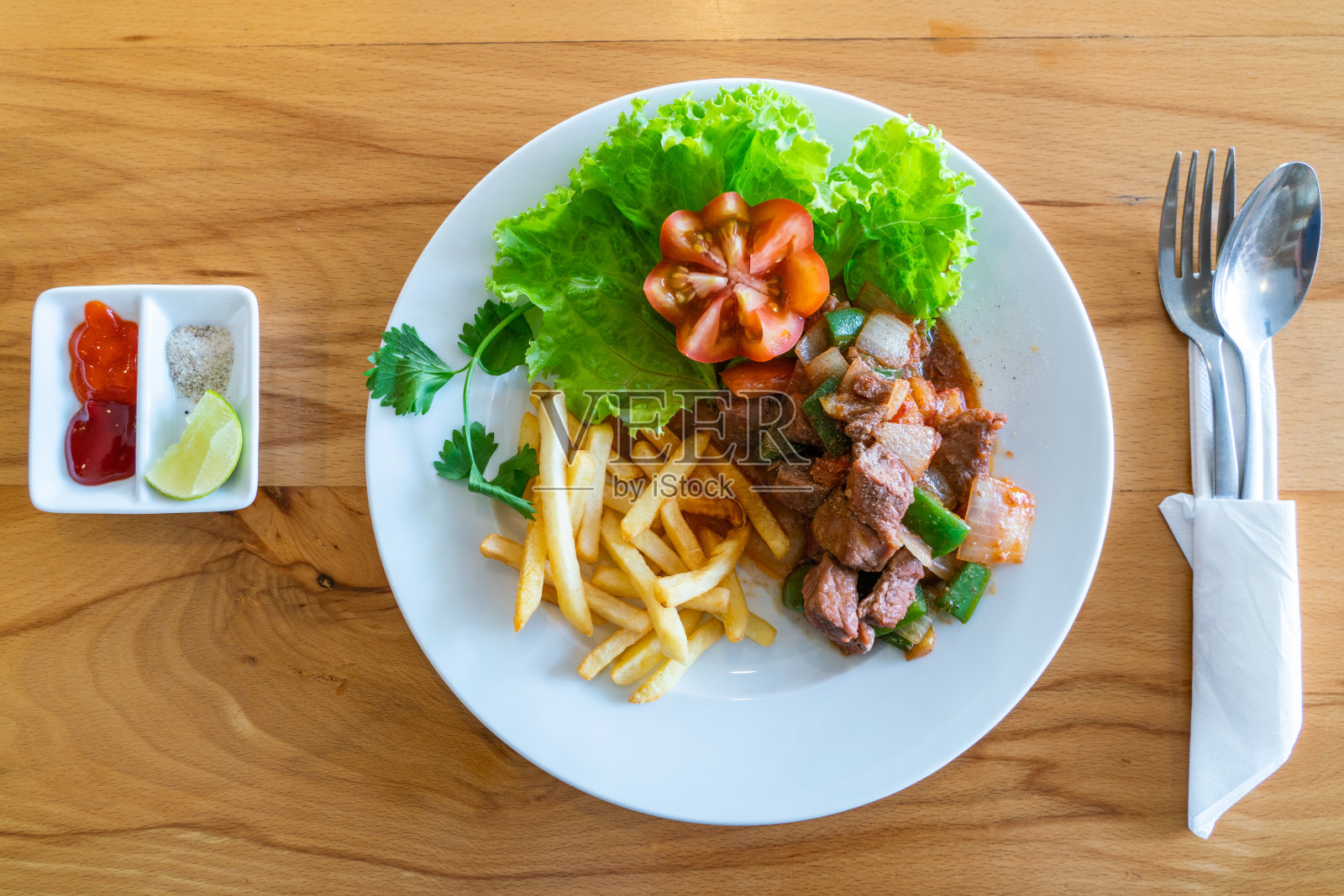 美味的炒牛肉和蔬菜炸薯条照片摄影图片