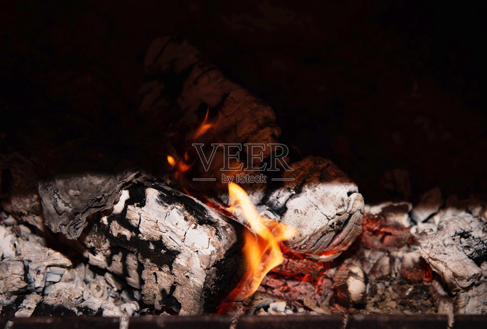 近距离拍摄燃烧的柴火在壁炉照片摄影图片