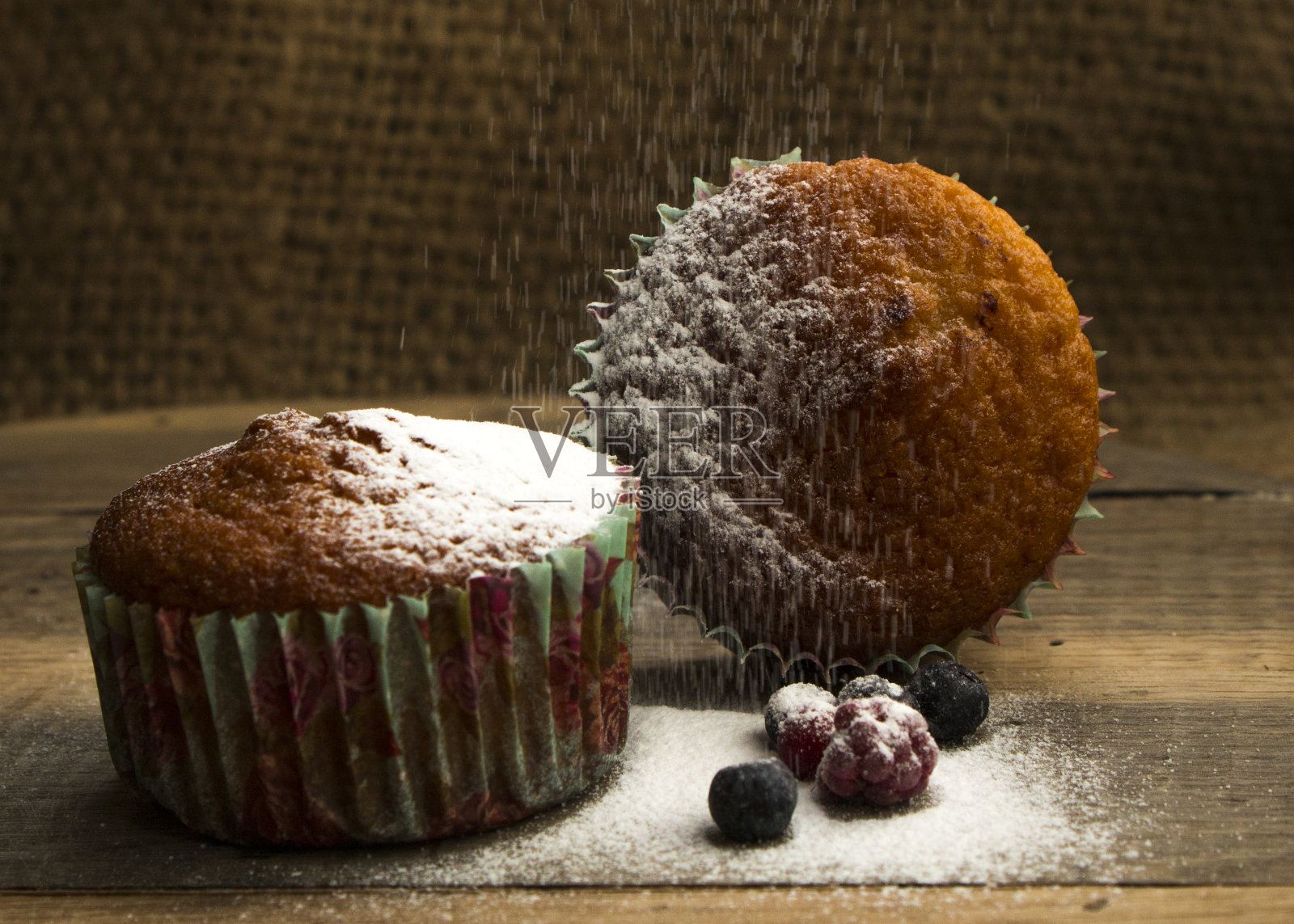 美味的家制松饼,野莓粉加糖粉照片摄影图片