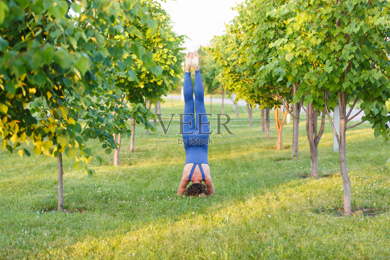 女瑜伽教练做雪体式照片摄影图片