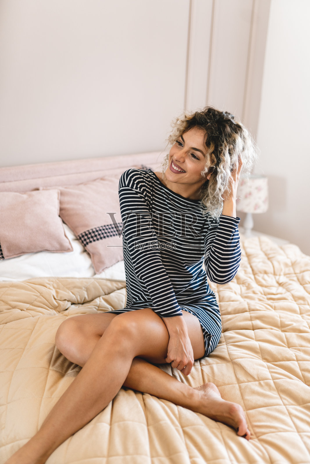 年轻女子躺在床上休息照片摄影图片