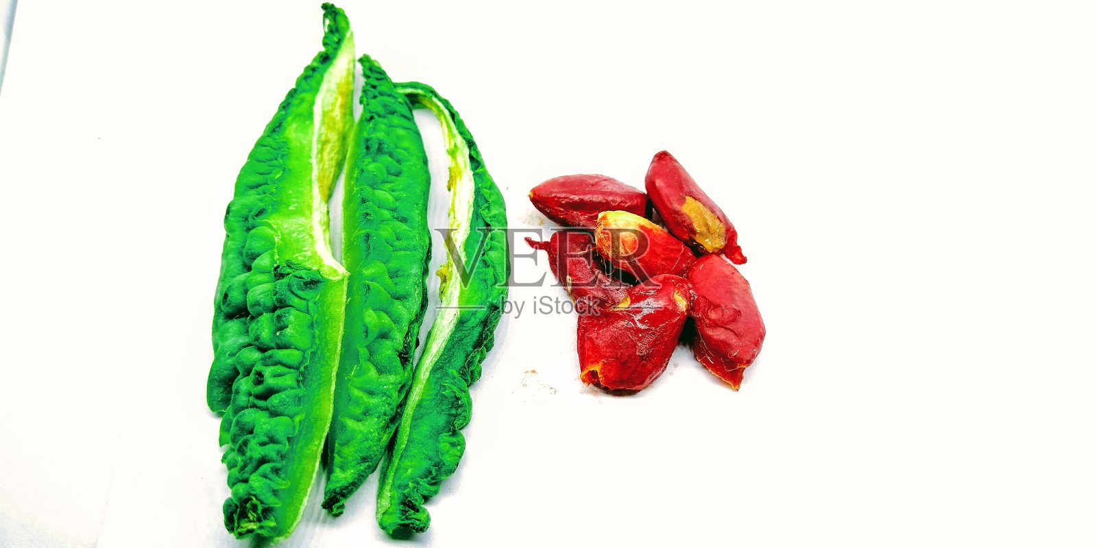 白色背景上的苦瓜片照片摄影图片