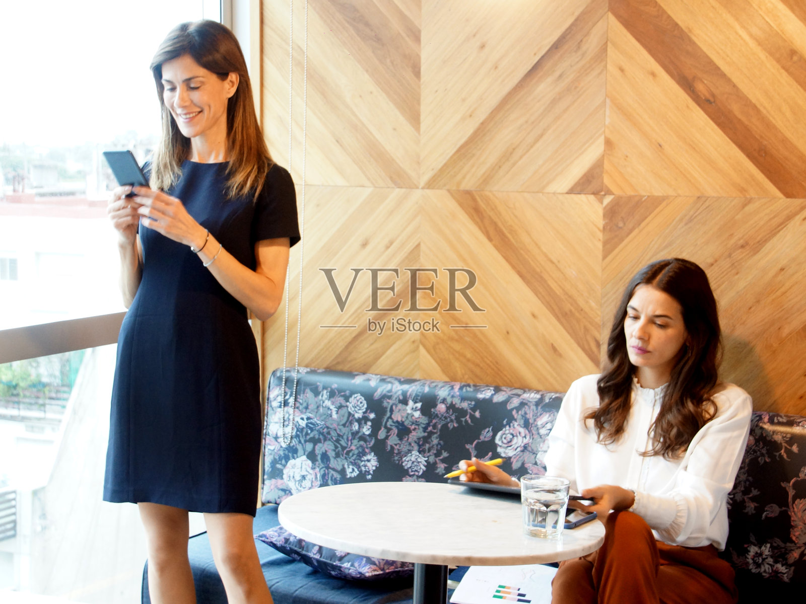 办公室的员工照片摄影图片