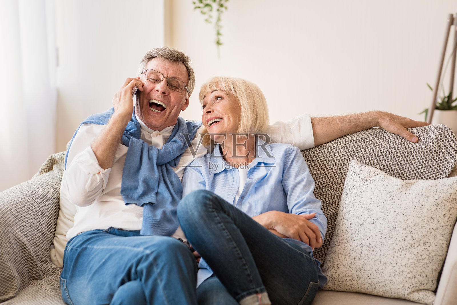 一位兴奋的老人正在和孙辈们通电话照片摄影图片