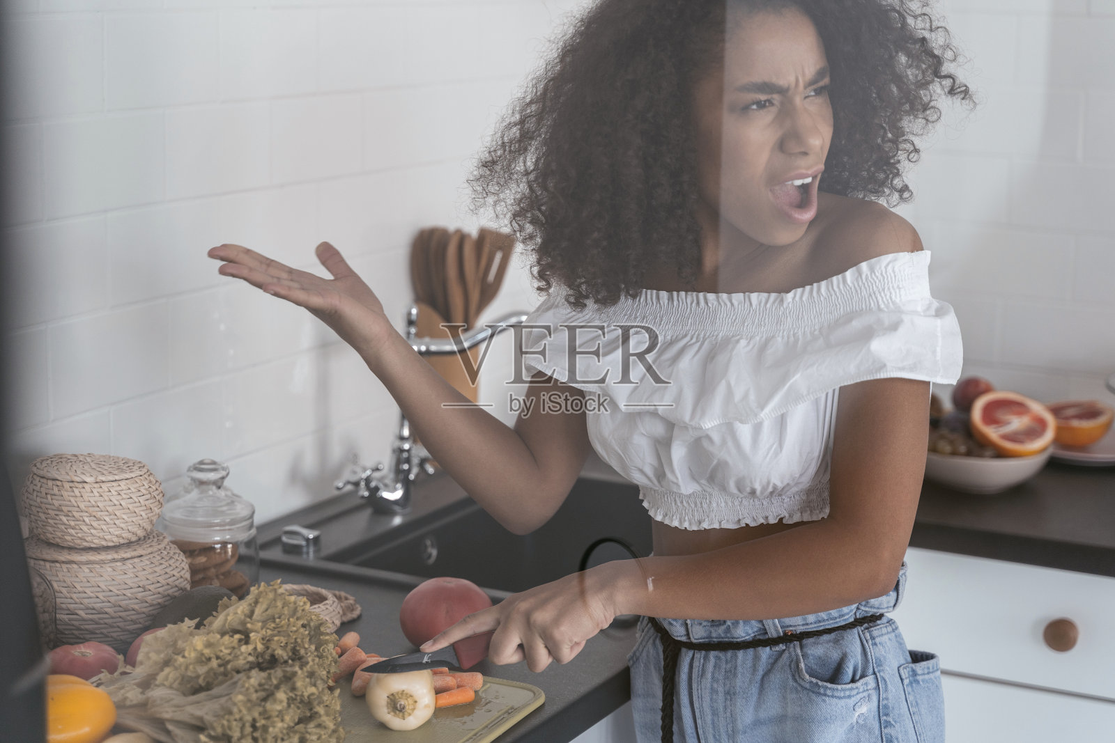 年轻女性正在生她男朋友的气照片摄影图片