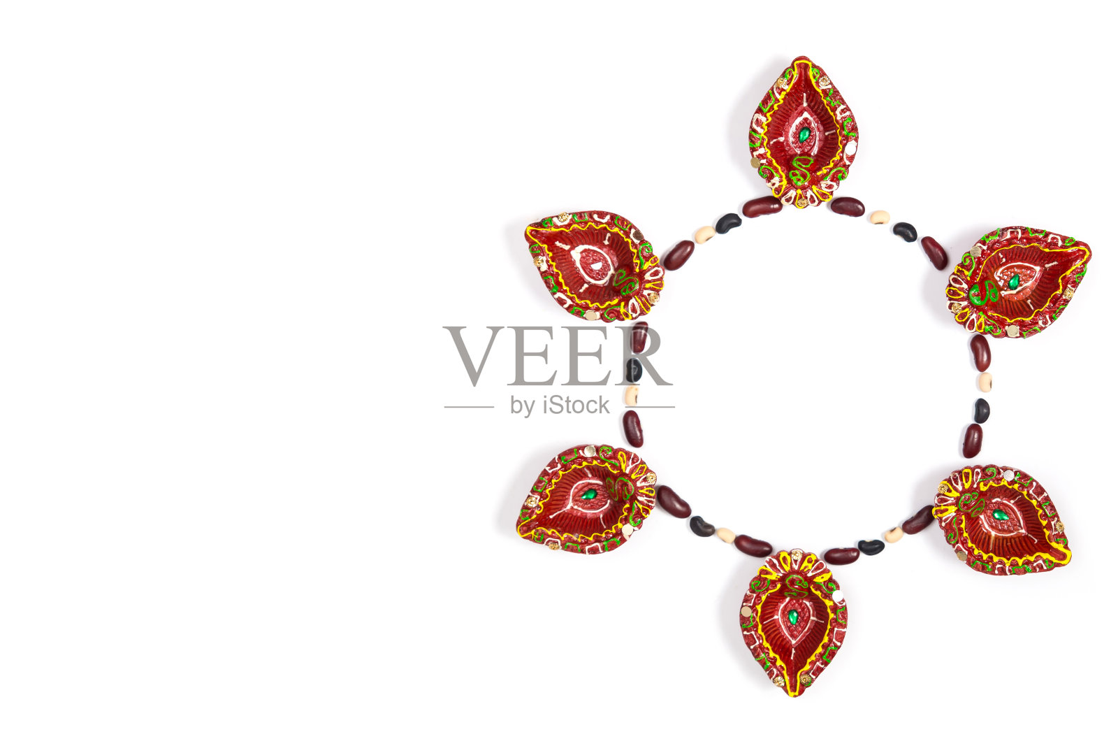 快乐的排灯节-粘土Diya灯点燃在排灯节,印度节日的灯庆祝。彩色的传统油灯在白色的背景上。为文本复制空间。照片摄影图片