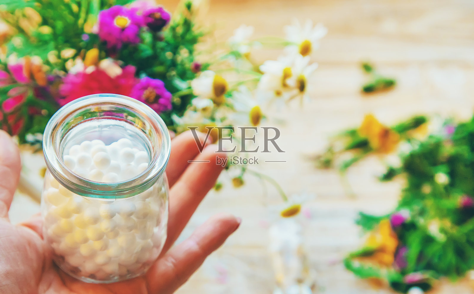 顺势疗法。小瓶中的草药提取物。有选择性的重点。照片摄影图片