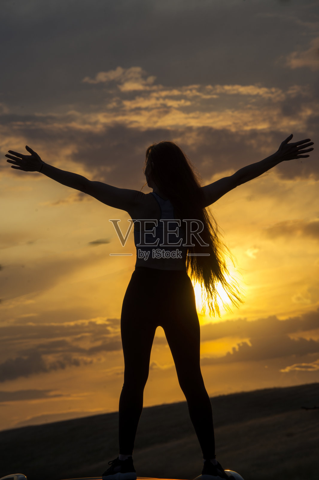 阳光下女人的剪影照片摄影图片