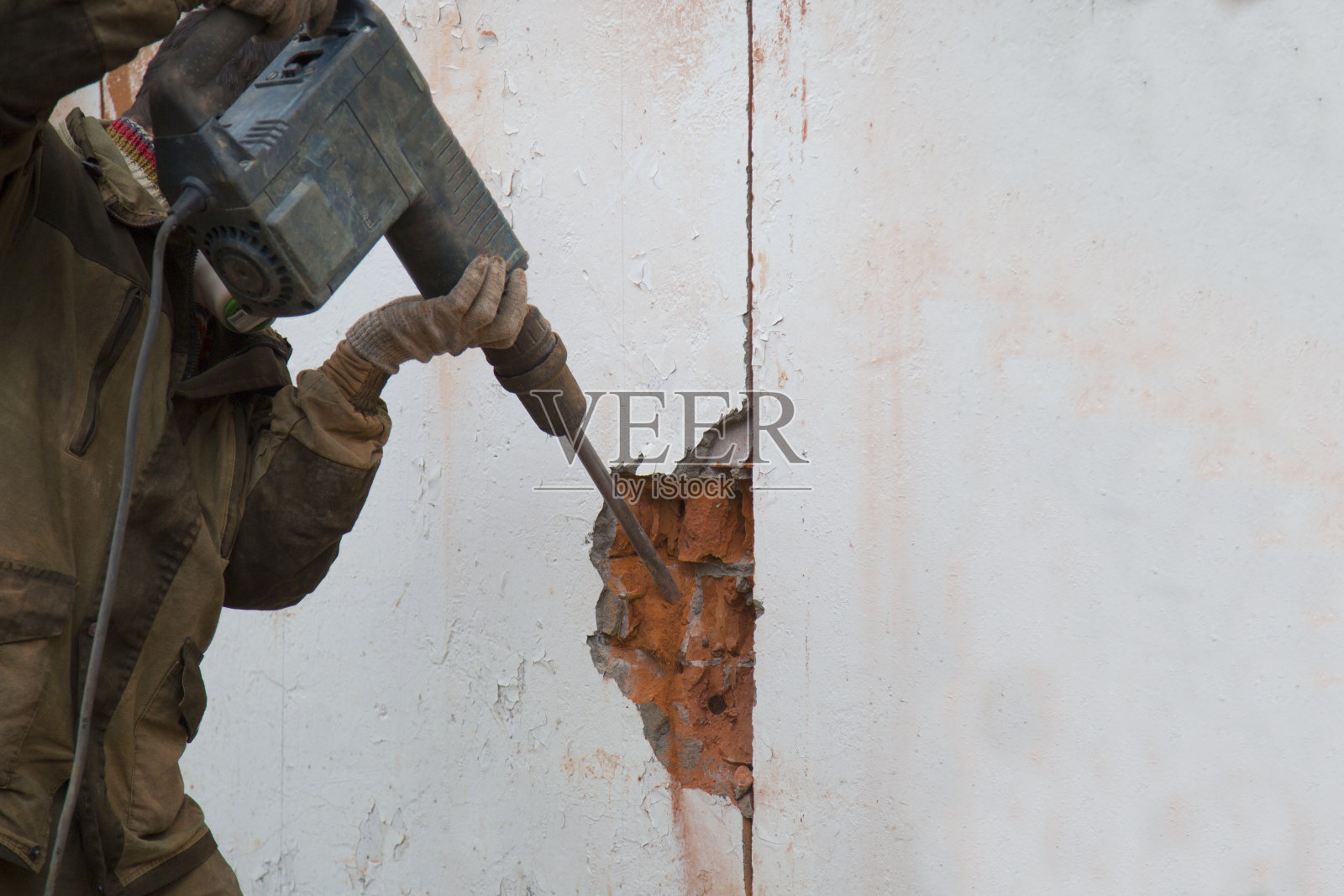 手提钻。在建筑工程中使用手提钻。照片摄影图片