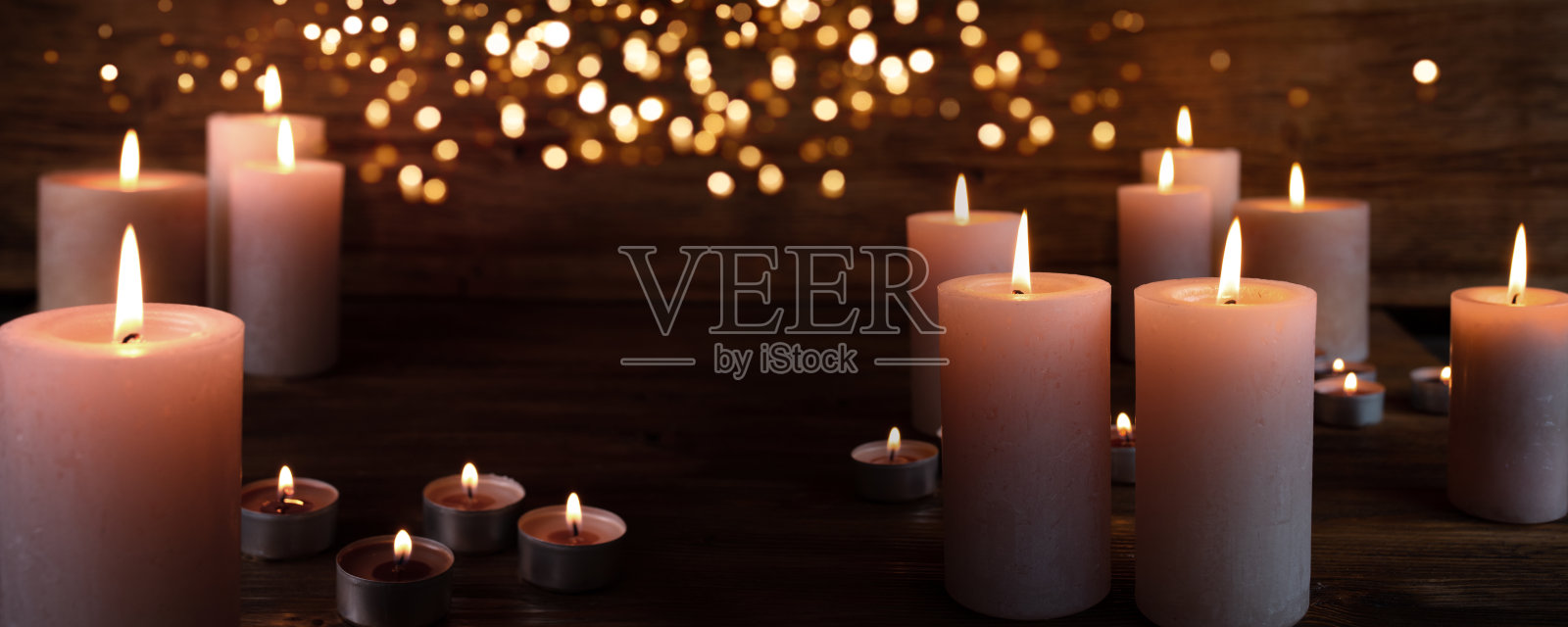 在黑暗中燃烧蜡烛照片摄影图片