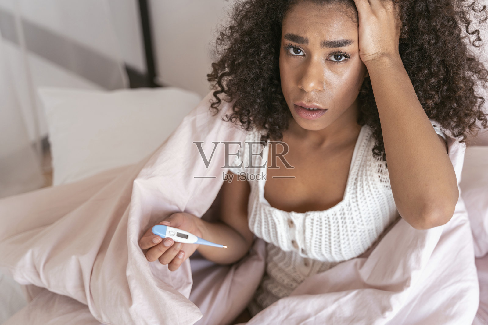 情绪化的国际女性有严重的头痛照片摄影图片