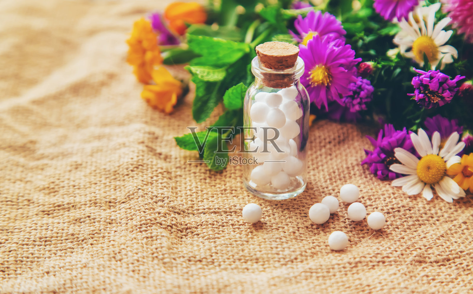 顺势疗法。小瓶中的草药提取物。有选择性的重点。照片摄影图片