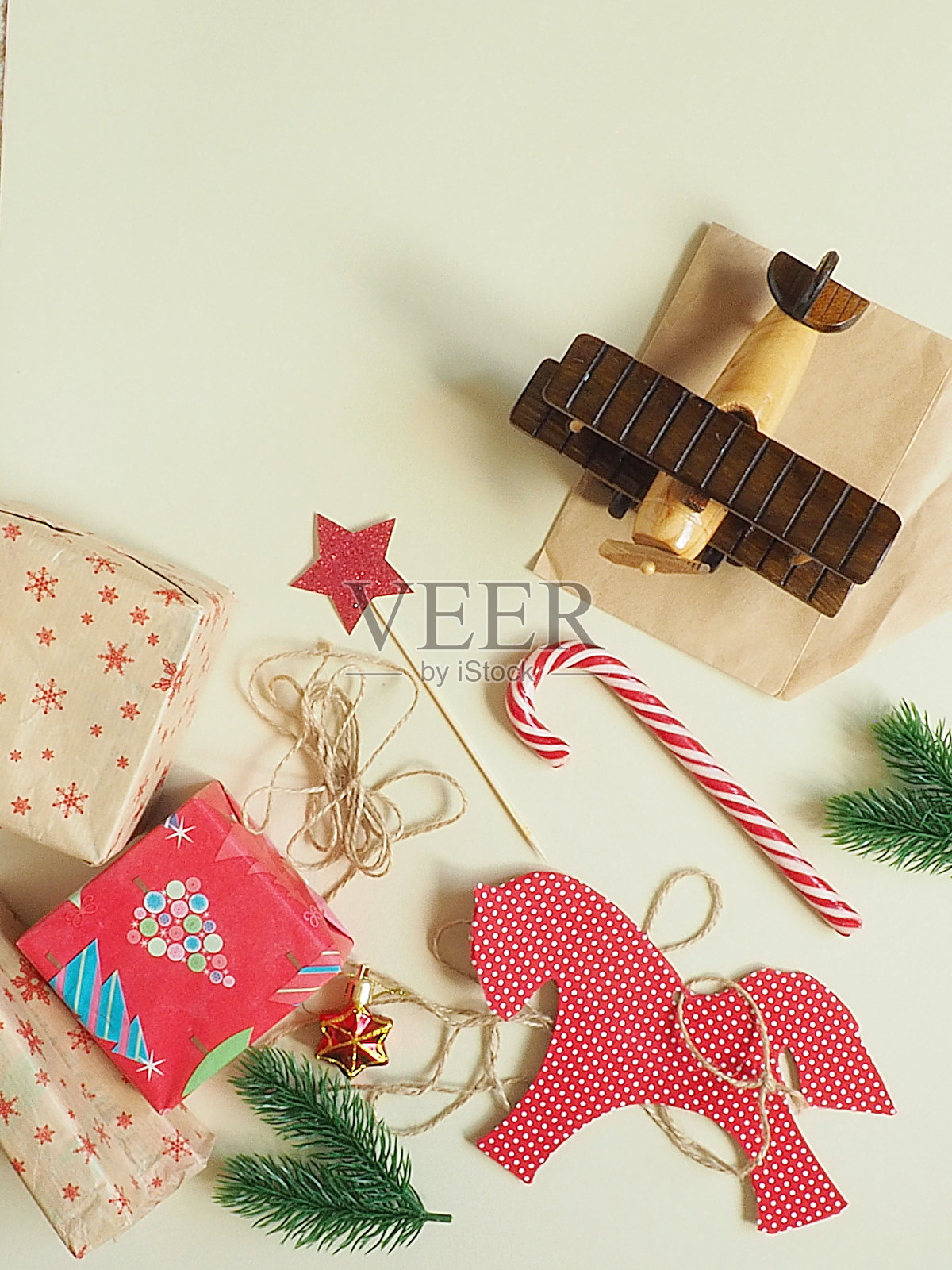 圣诞背景与礼品盒上的米色背景,新年。糖果。玩具。照片摄影图片