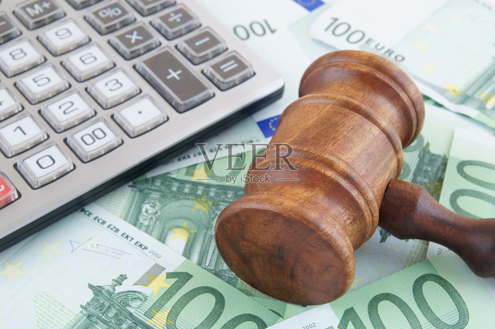 法官 gavel、计算器和欧元纸币照片摄影图片