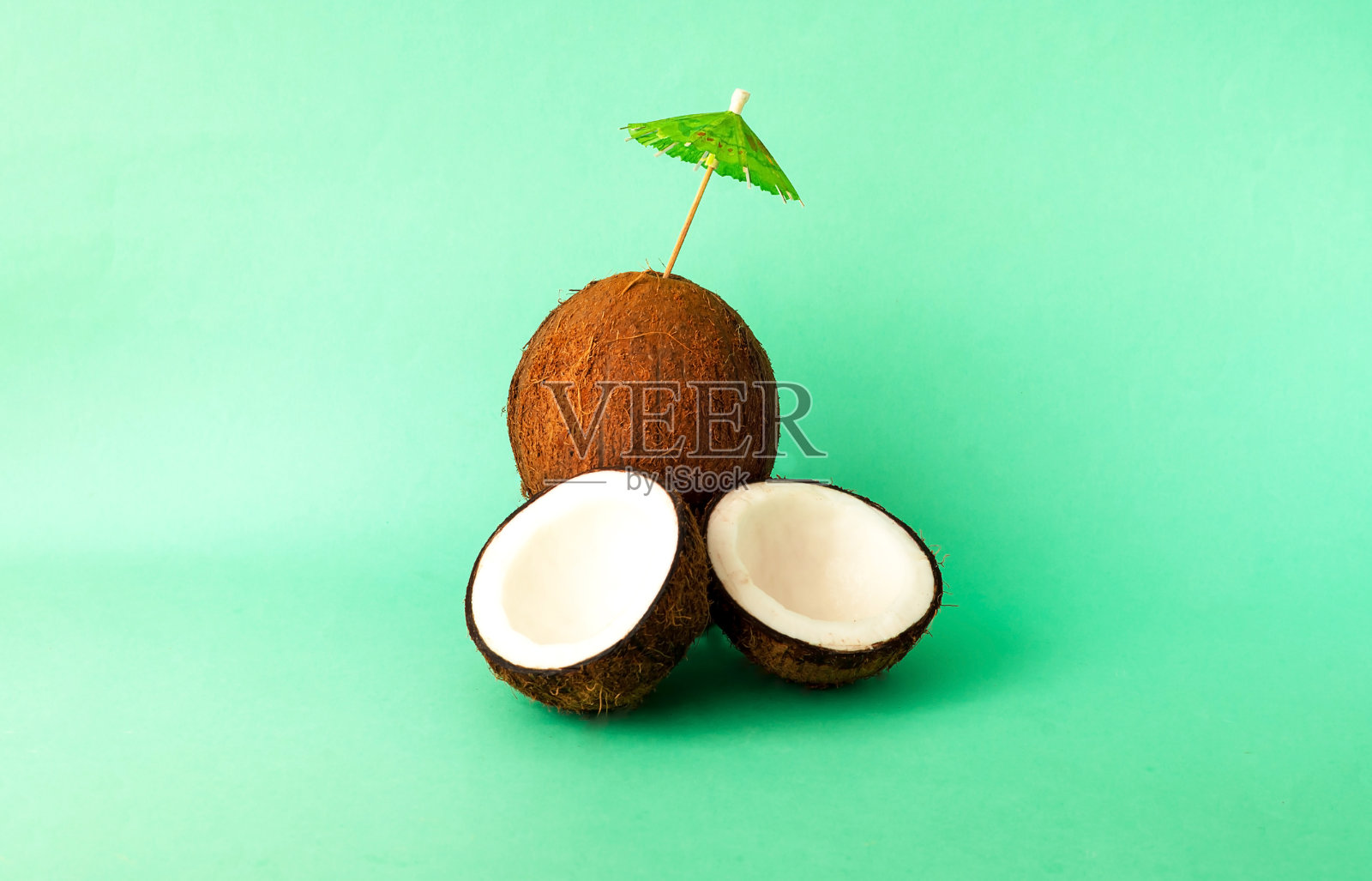 创意布局的椰子装饰伞。食品的概念。2020年时尚的颜色。照片摄影图片