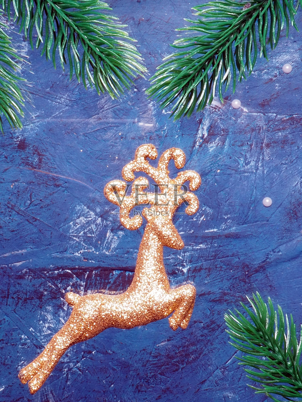 美丽的圣诞作文在一个蓝色的背景。照片摄影图片