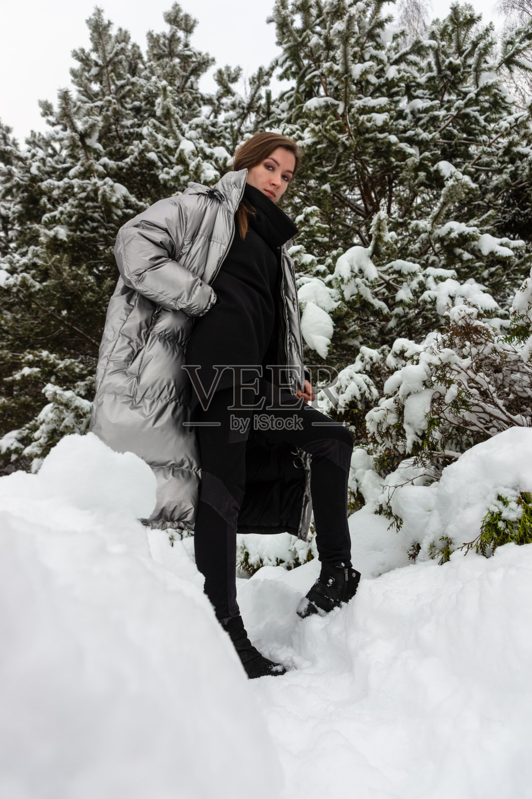 生活方式肖像快乐的漂亮的年轻女人在户外下雪的天气。照片摄影图片