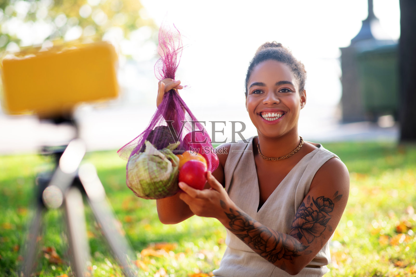 满面笑容的博主在谈论健康食品时照片摄影图片