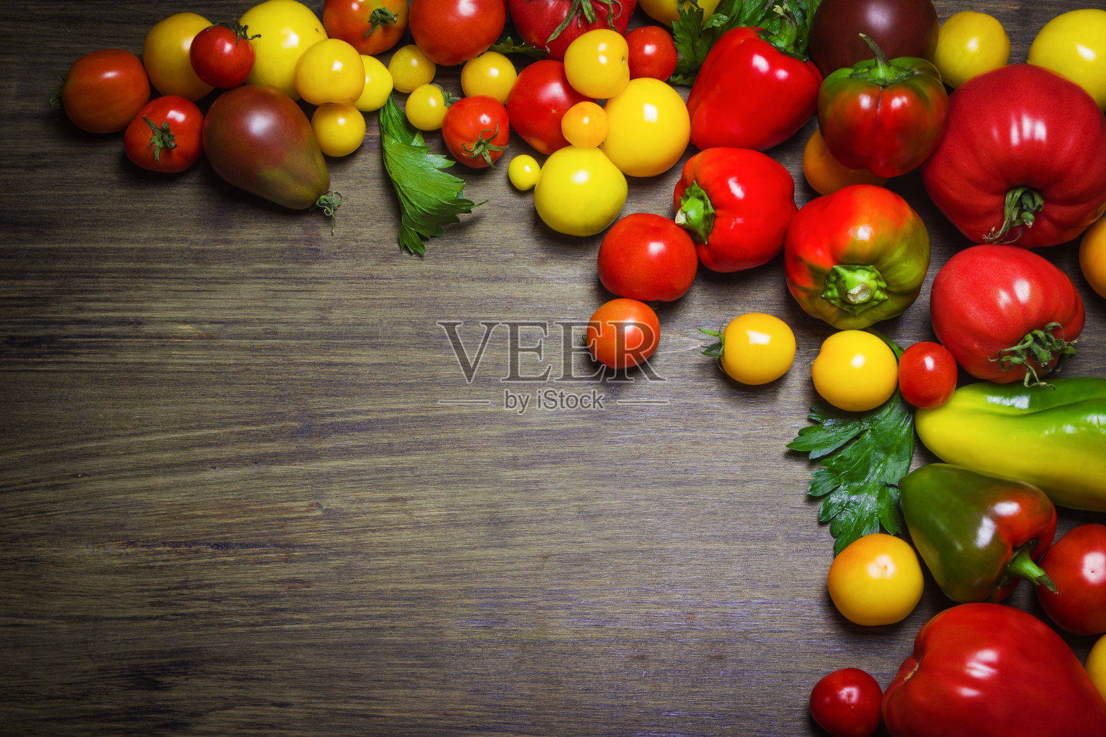 番茄,甜椒,芹菜,木质背景。照片摄影图片