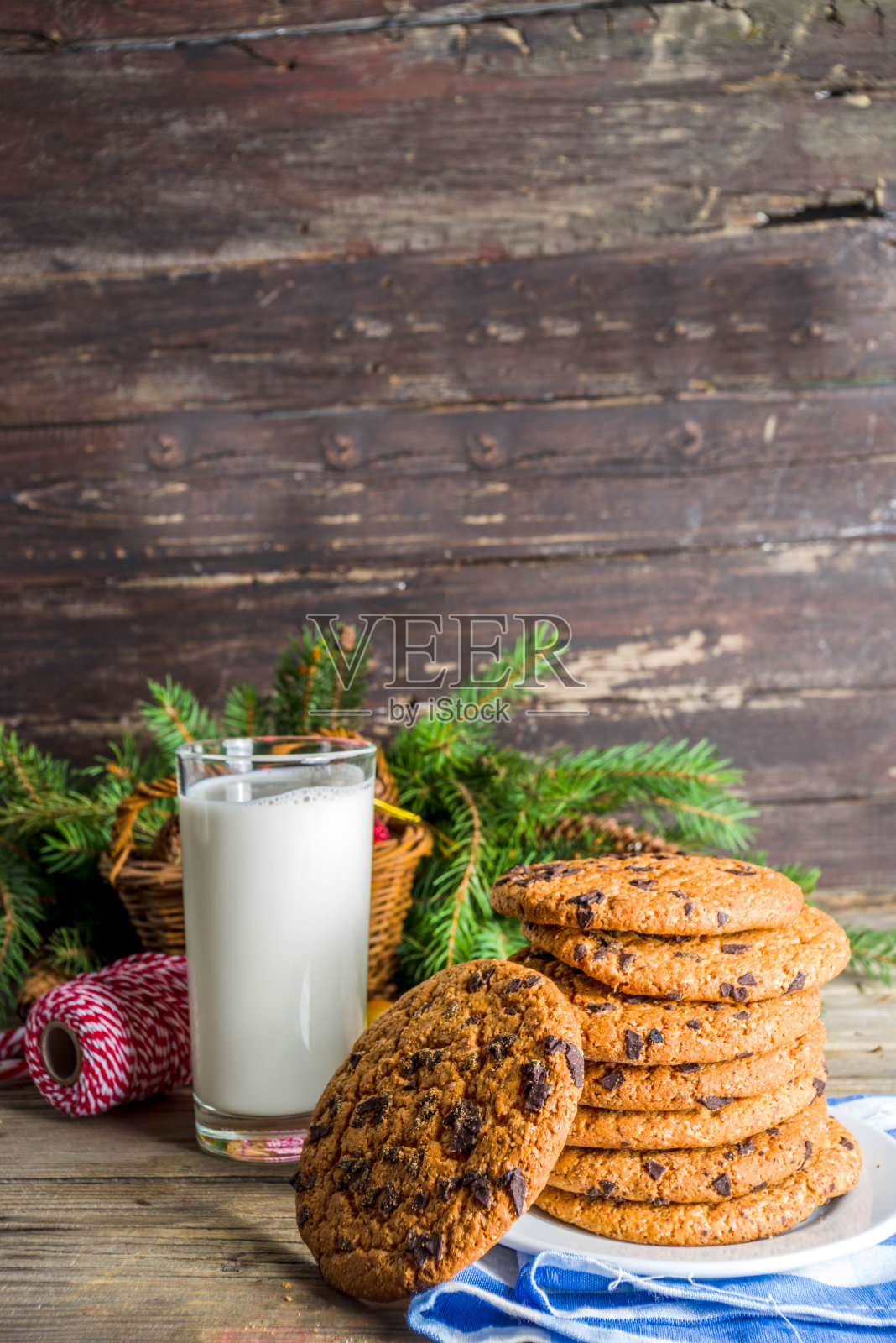 圣诞背景用牛奶和饼干送给圣诞老人照片摄影图片