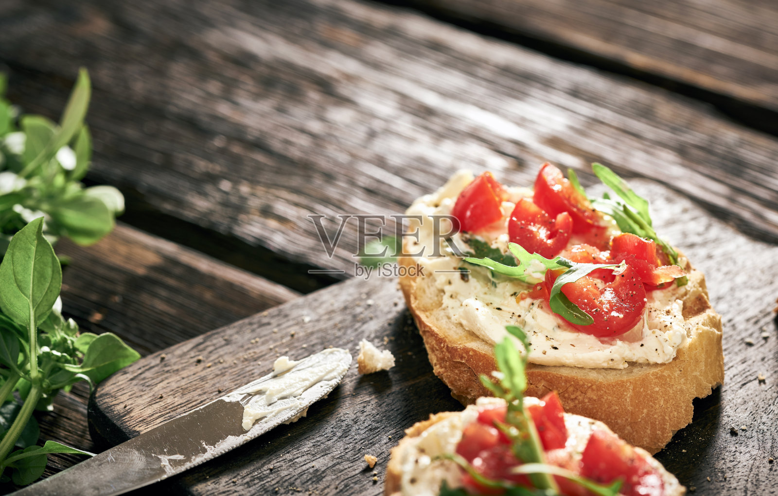 自制奶油芝士配脆法棍面包和番茄照片摄影图片