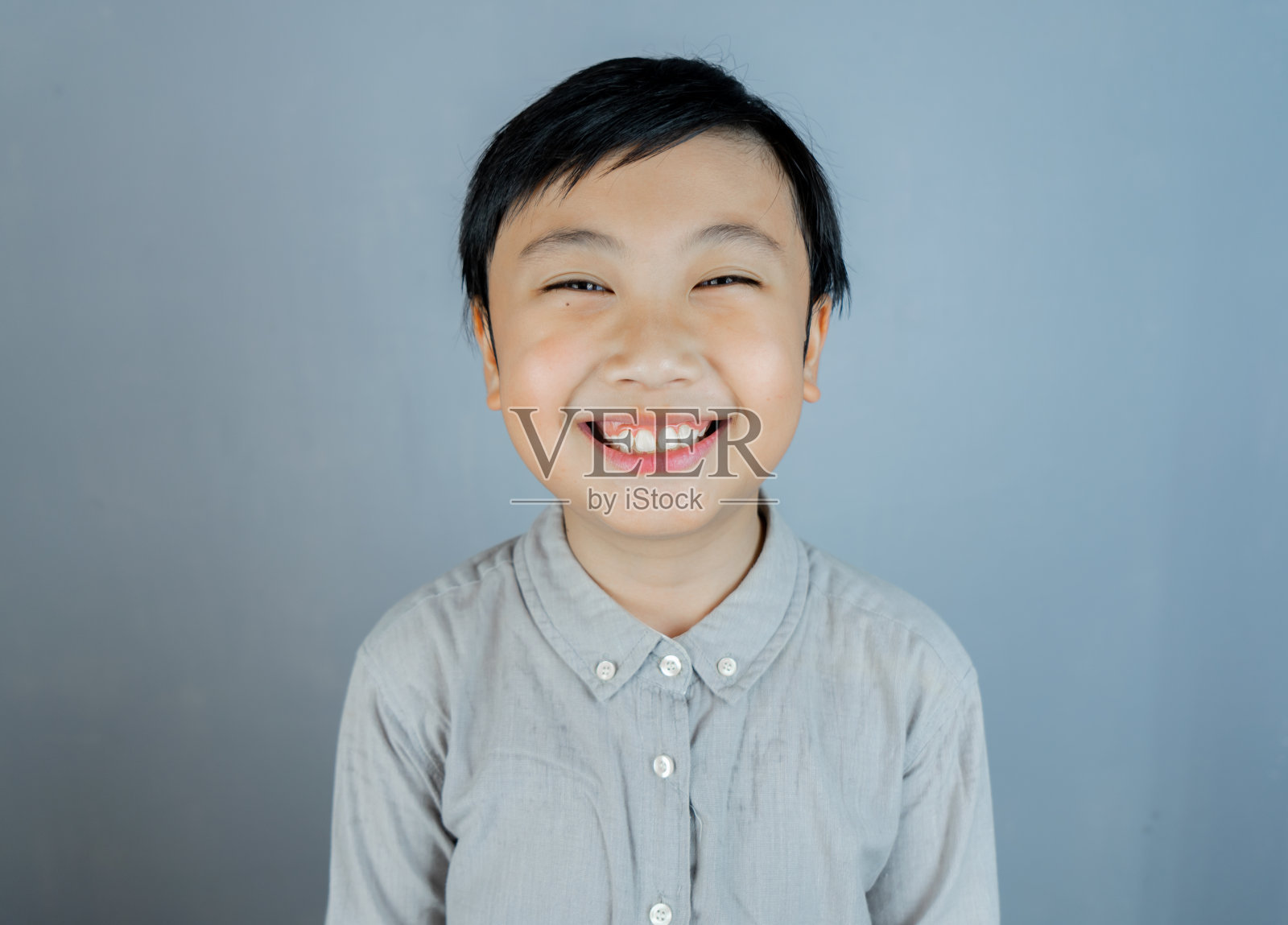 肖像小男孩微笑为快乐时光的概念照片摄影图片