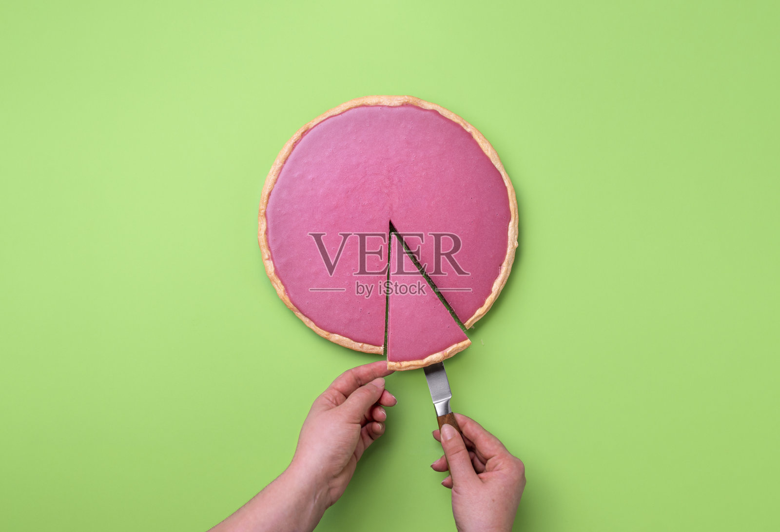 切红宝石巧克力派。拿一块馅饼照片摄影图片