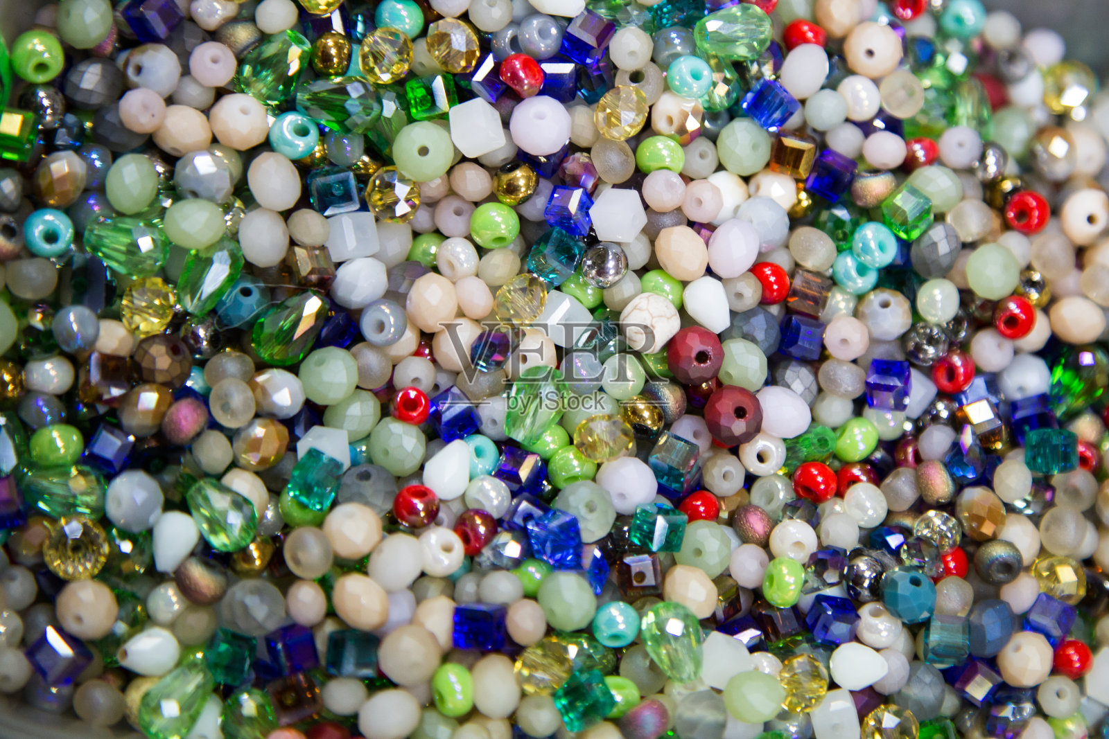 五颜六色的手工珠子。彩色的珠子背景。女性时尚工艺。装饰的石头。买的创造力。照片摄影图片