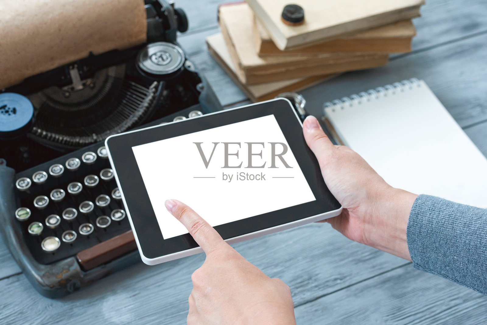 作家的书桌上。照片摄影图片