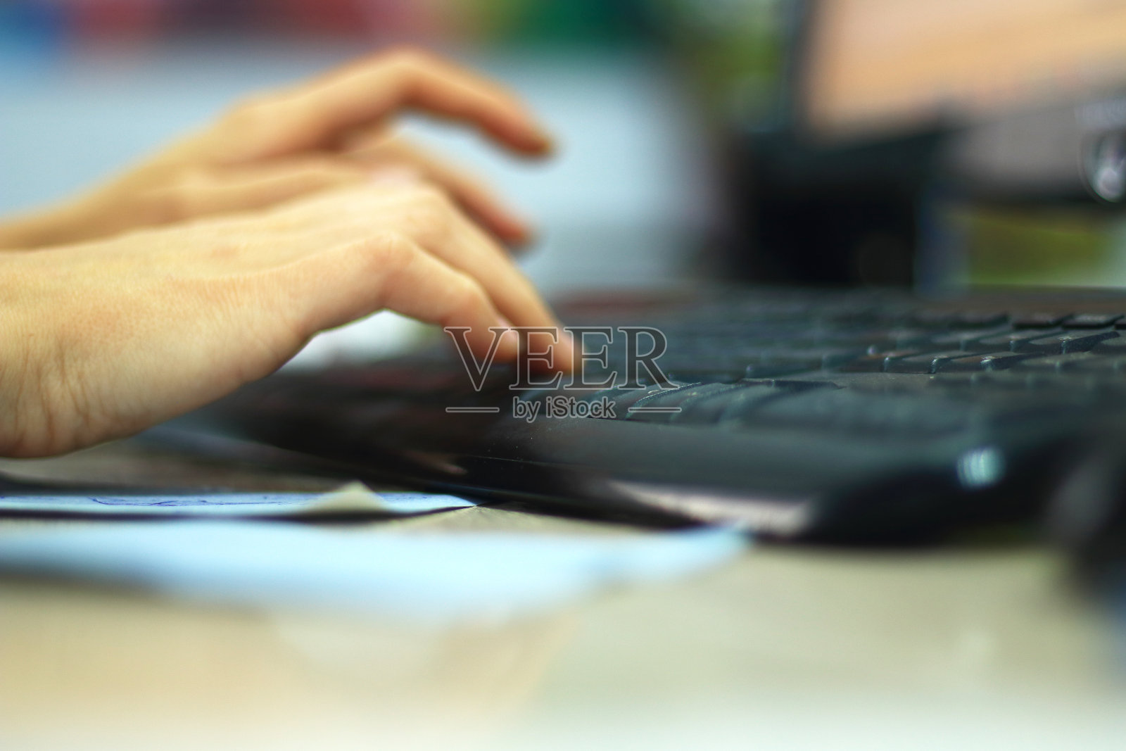 女商人在电脑上做笔记照片摄影图片